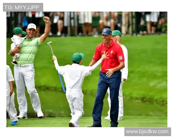 足球球星父子温情日常展现运动精神与亲情交融瞬间